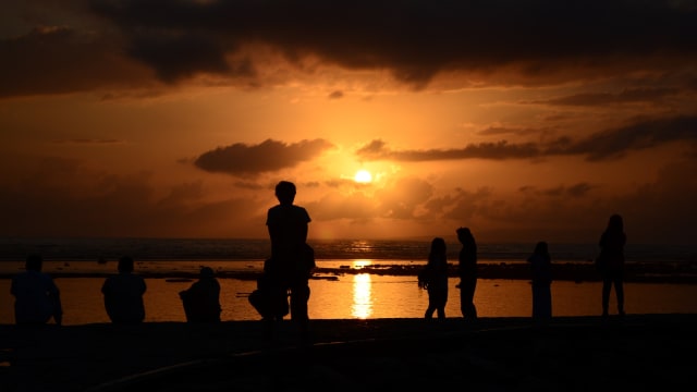 Turis sedang menikmati sunrise (Foto: Flickr / Muhammad Reynaldy)
