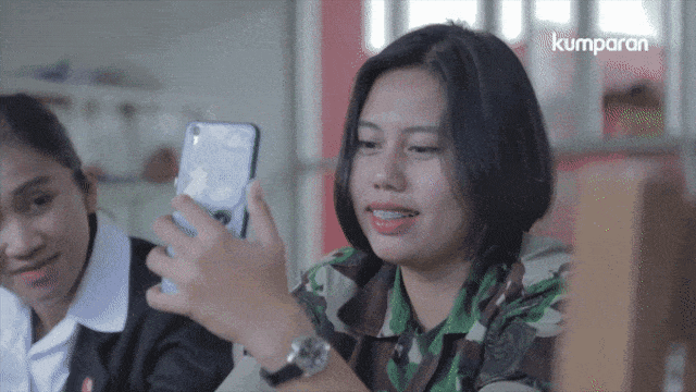 Sertu Devi Sedang Video Call Anaknya (Foto: Retno Wulandhari Handini)