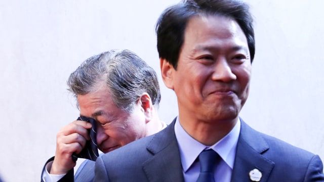 Suh-hoon menangis (Foto: Pool via Reuters)