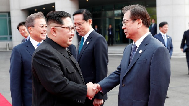 Kim Jong Un dan Suh-hoon. (Foto: Korea Summit Press Pool/Pool via Reuters)