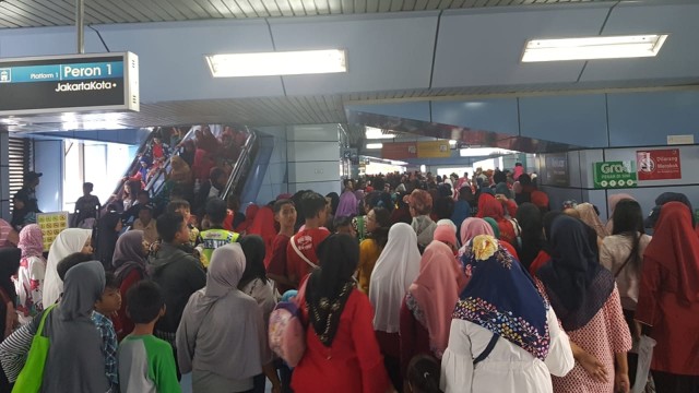 Penumpang Commuter Line membludak di st. Juanda. (Foto: dok. Istimewa)
