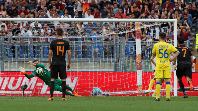 Alisson Becker menepis penalti. (Foto: REUTERS/Ciro De Luca)