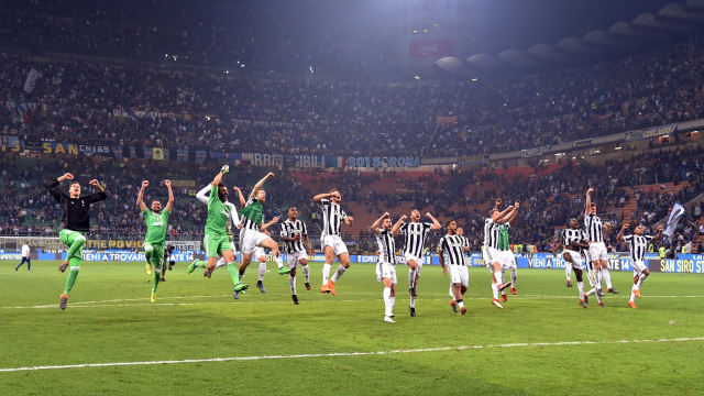 Juventus merayakan kemenangan di kandang Inter. (Foto: REUTERS/Alberto Lingria)