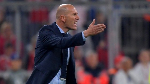 Zidane memberikan instruksi. (Foto: Reuters / Kai Pfaffenbach)