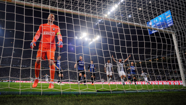 Gawang Samir Handanovic dibobol Juventus. (Foto: REUTERS/Alberto Lingria)