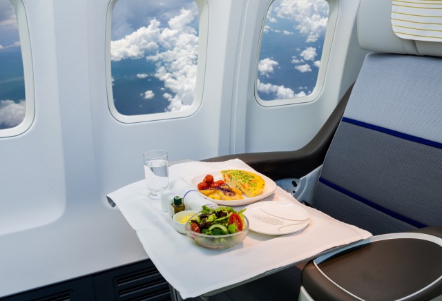 Ilustrasi makan di pesawat (Foto: Thinkstock)