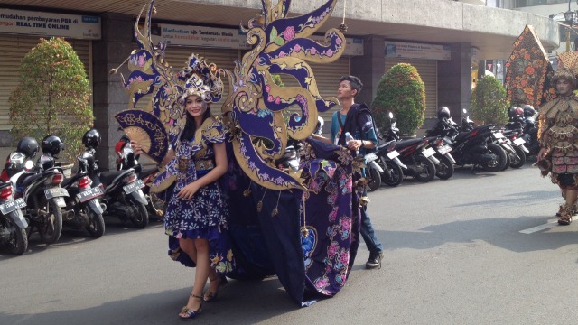 Foto Pesona Para Gadis Muda Di Karnaval Asia Afrika Kumparan Com Tari jaipong kreasi mojang priangan ditampilkan dalam kegiatan lomba gerak indah dan ketangkasan peraturan. para gadis muda di karnaval asia afrika