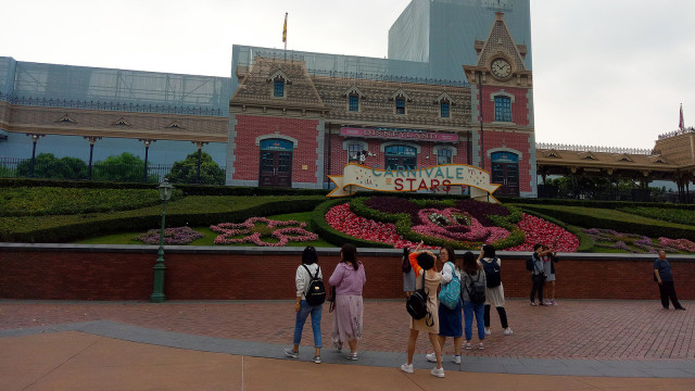 Suasana di dalam Hong Kong Disneyland (Foto: Rini Friastuti/kumparan)