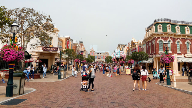 Suasana di dalam Hong Kong Disneyland (Foto: Rini Friastuti/kumparan)