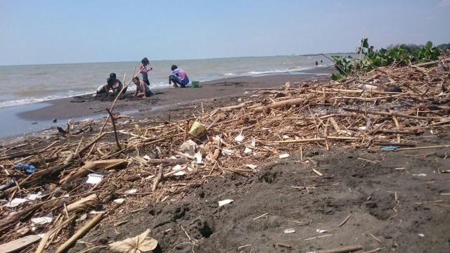 Pengunjung Mengeluh Pantai Randusanga Brebes Dipenuhi Sampah