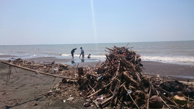 Pengunjung Mengeluh Pantai Randusanga Brebes Dipenuhi Sampah (1)