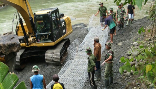 Menyibak Kabut Pagi, Warga Antusias Bantu Satgas TMMD