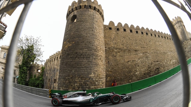 Lewis Hamilton juarai Azerbaijan. (Foto: Kirill KUDRYAVTSEV / AFP)
