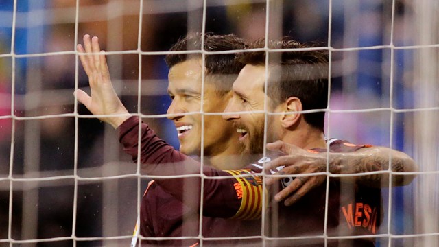 Messi merayakan golnya bersama Coutinho. (Foto: REUTERS/Miguel Vidal)