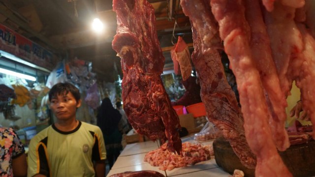 Penjual daging Pasar Jati Asih.