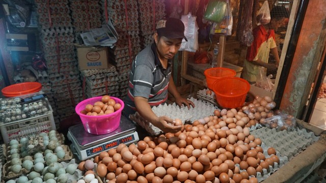 Penjual telur Pasar Jati Asih. (Foto: Iqbal Firdaus/kumparan)