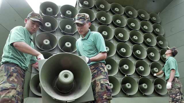 Korsel pindahkan pengeras suara di perbatasan. (Foto: AP Photo/ Lee Jin-man)