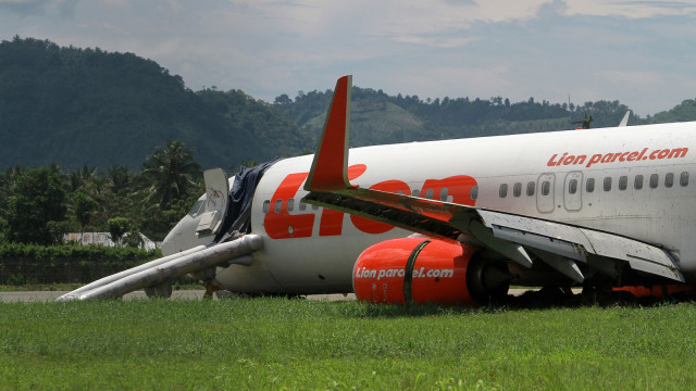 Pesawat Lion Air belum dievakuasi (Foto: ANTARA FOTO/Adiwinata Solihin)