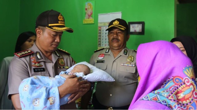 Kapolres depok mengambil bayi dari pelaku (Foto: Dok. Istimewa)