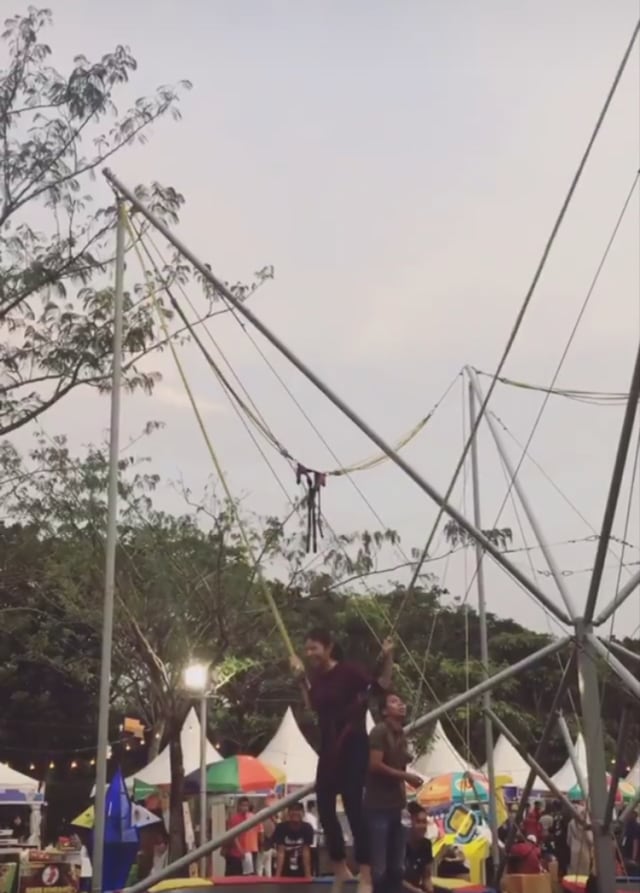 Bermain di bungee trampoline di MARKAS 2018 (Foto: Mela Nurhidayati/kumparan)