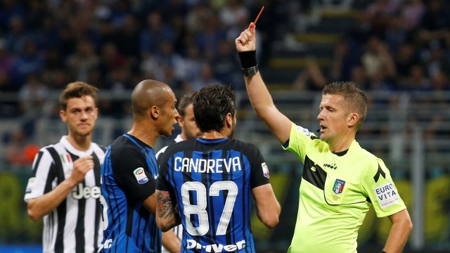 Daniele Orsato memimpin Inter Milan vs Juventus. (Foto: Stefano Rellandini/Reuters)