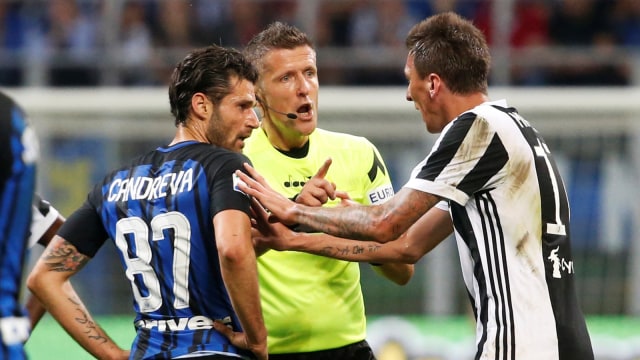 Daniele Orsato memimpin Inter Milan vs Juventus. Foto: Stefano Rellandini/Reuters