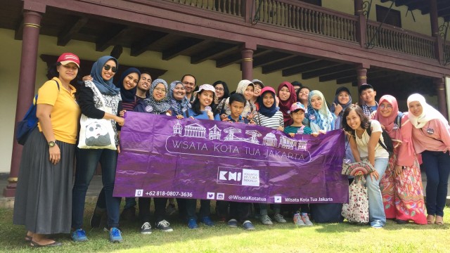 Rombongan walking tour di Galangan VOC