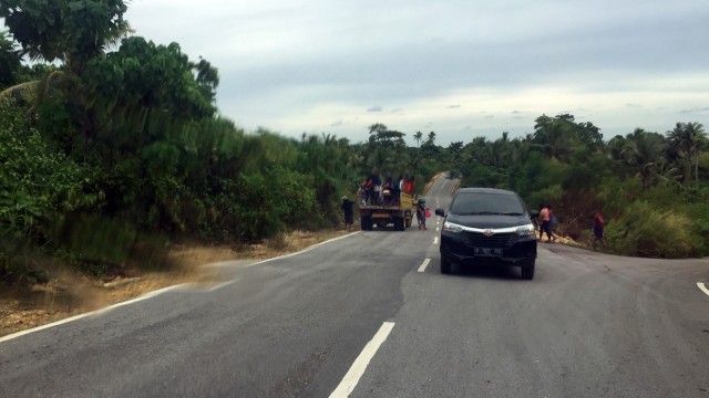 Jalan Nasional di Pulau Maluku. (Foto: Soejono Eben Ezer Saragih/kumparan)