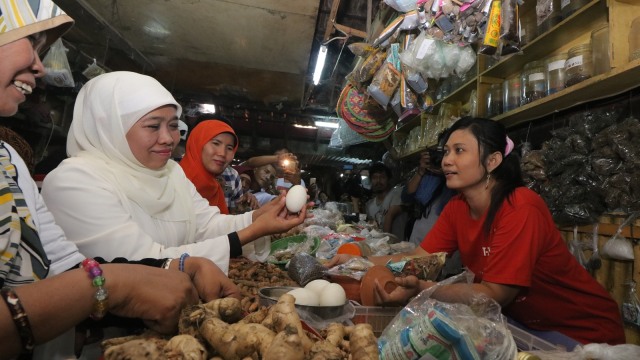 Khofifah di Pasar Pacar Keling, Surabaya. (Foto: Antara/Didik Suhartono)