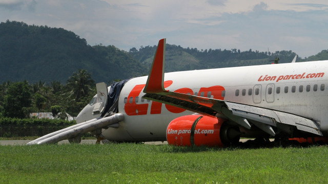 Pesawat Lion Air tergelincir belum dievakuasi. (Foto: Antara/Adiwinata Solihin)