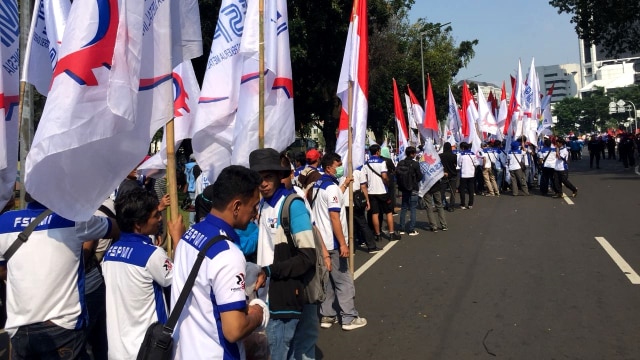 Massa aliansi buruh berkumpul di Patung Kuda. (Foto: Mirsan Simamora/kumparan)