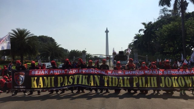 Aliansi buruh bentangkan spanduk anti Jokowi. (Foto: Mirsan Simamora/kumparan)