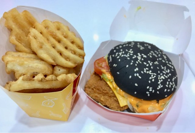 Burger McSpicy dan Waffle Fries (Foto: Safira Maharani/ kumparan)