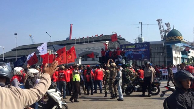 Polisi berikan tumpeng untuk buruh pelabuhan. (Foto: Fachrul Irwinsyah/kumparan)