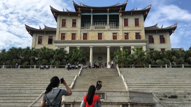Turis berfoto di area Kampus Xiamen University. (Foto: Feby Sutianto/kumparan)
