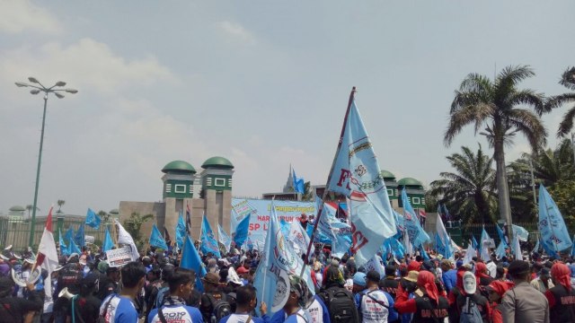 Buruh SPSI demo di depan DPR. (Foto: Adhim Mugni/kumparan)