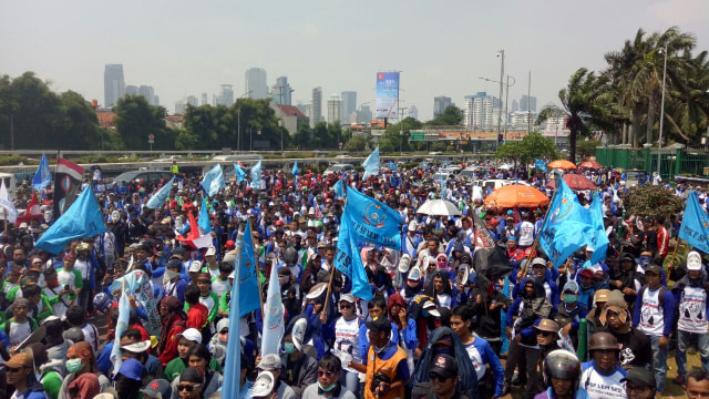 Massa padati demo hari buruh di DPR (Foto: Adim Mugni/kumparan)