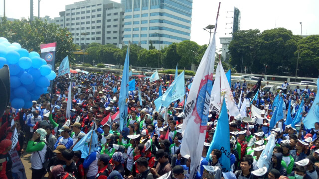 Massa padati demo hari buruh di DPR (Foto: Adim Mugni/kumparan)