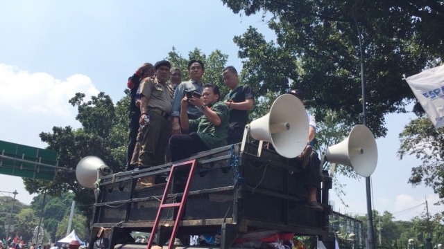 Yusril di atas mobil KSPI saat demo buruh (Foto: Moh Fajri/kumparan)