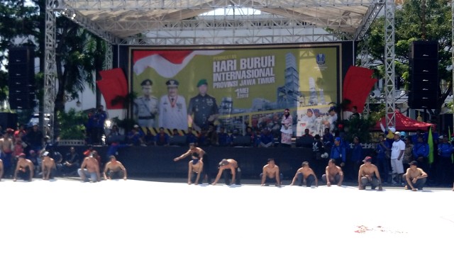 Aksi teaterikal hari buruh di Surabaya. (Foto: Phaksy Sukowati/kumparan)