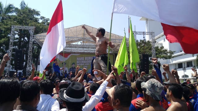 Aksi teaterikal hari buruh di Surabaya. (Foto: Phaksy Sukowati/kumparan)