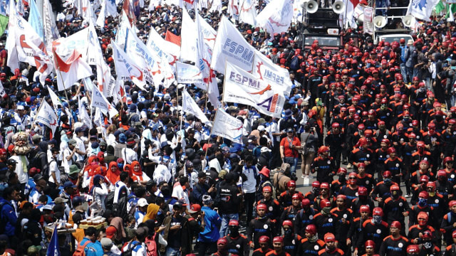 Aksi buruh bergerak menuju Istana. (Foto: Helmi Afandi Abdullah/kumparan)