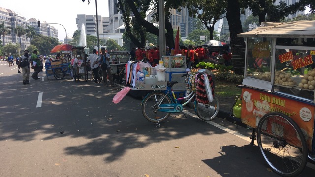 Pedagang kaki lima sepi pembeli di demo hari buruh (Foto: Irish Tamzil/kumparan)