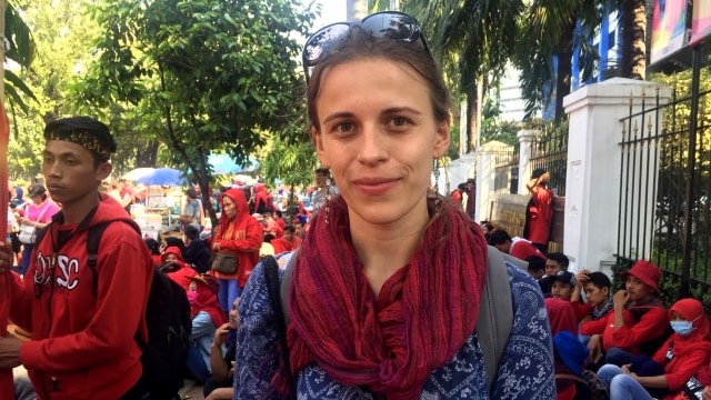 Bule yang menonton demo May Day. (Foto: Irish Tamzil/kumparan)