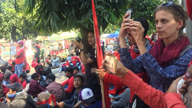 Bule yang menonton demo May Day. (Foto: Irish Tamzil/kumparan)