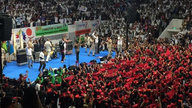 Prabowo dan Said Iqbal di atas panggung (Foto: RIcad Saka/kumparan)
