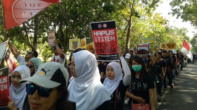 Demo hari buruh di depan kantor Gubernur Bali (Foto: Cisilia Agustina Siahaan/kumparan)