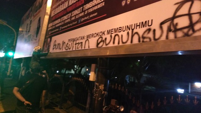 Tulisan provokatif dari pendemo dihapus (Foto: Arfiansyah Panji Purnandaru/kumparan)