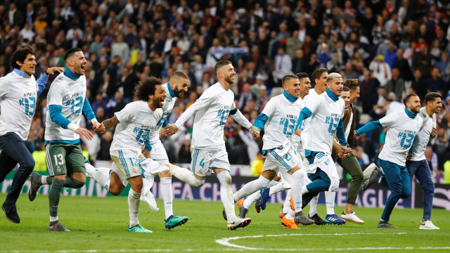 Para pemain Madrid merayakan kemenangan. (Foto: REUTERS/Kai Pfaffenbach)