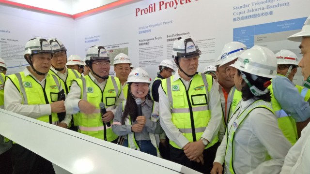 Menteri Rini tinjau pengerjaan proyek kereta cepat (Foto: Ela Nurlaela/kumparan)